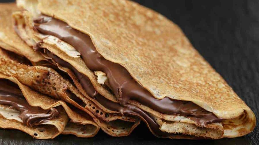 delicioso crepe com recheio de brigadeiro