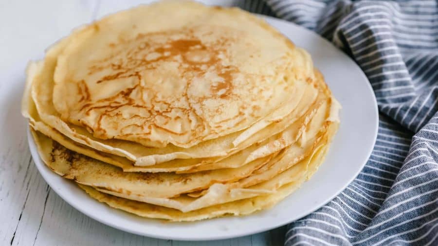 prato com deliciosos crepes prontos para servir