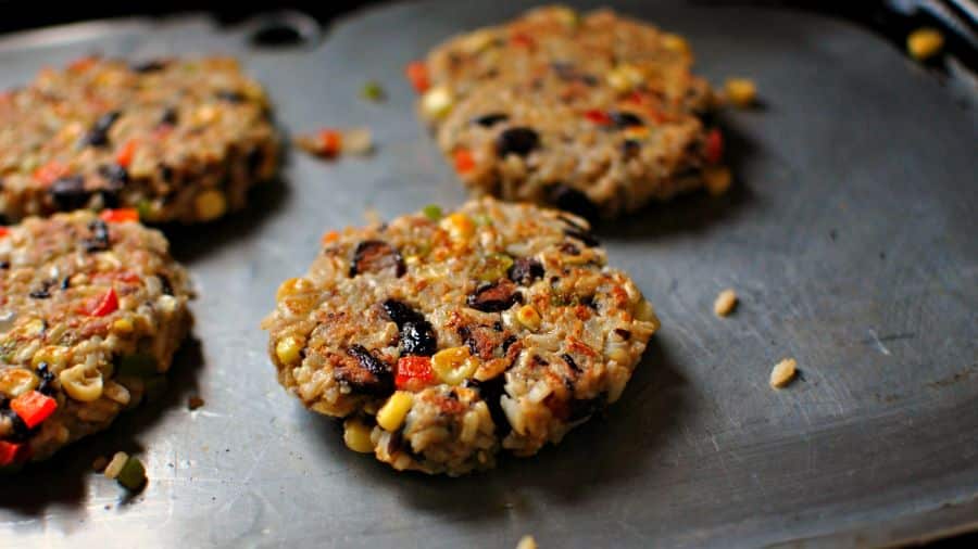 hamburguer vegano sendo preparando em uma chapa