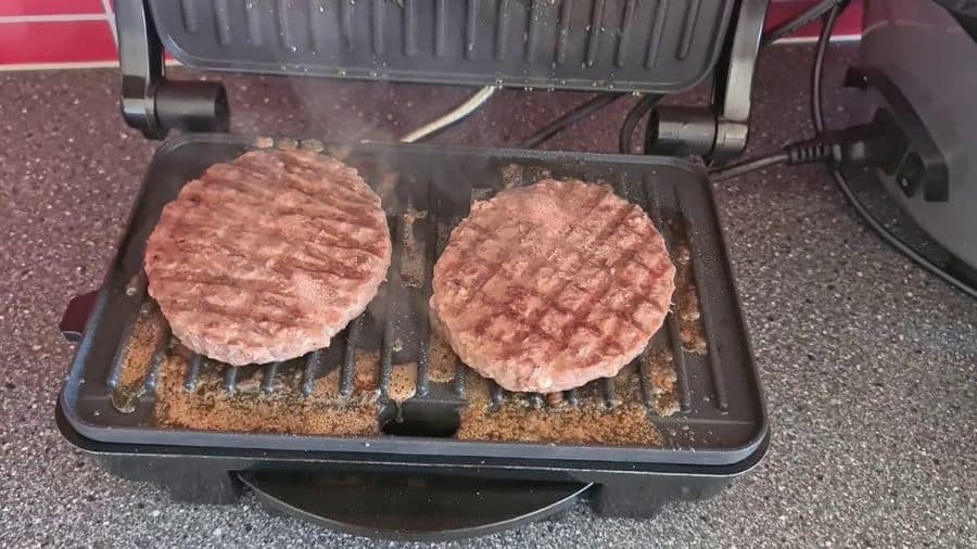 hamburguer clássico sendo feito em uma sanduicheira