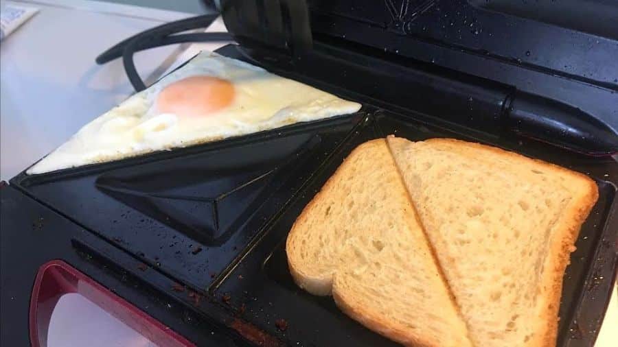 imagem de preparo de ovo frito na Sanduicheira