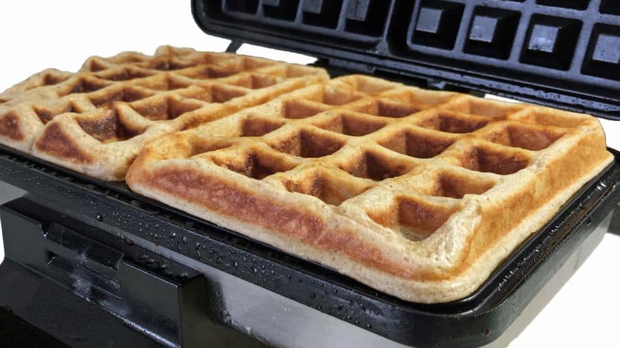 waffle tradicional feito na sanduihceira